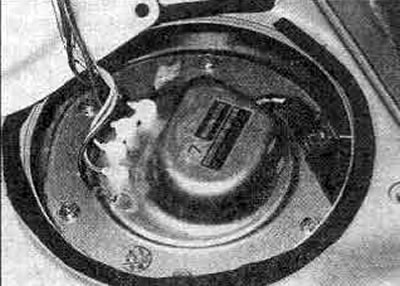 34.5. Снимите защитную крышку, чтобы добраться к топливному насосу/датчику уровня топлива