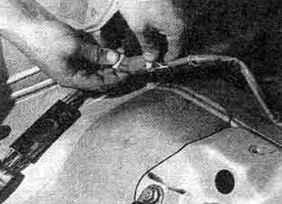 34.6. Разъединение электропроводки от топливного насоса/датчика уровня топлива