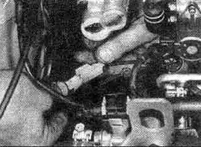 83.4. Разъединение деталей системы впрыска