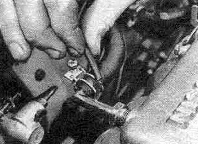 83.8А. Разъедините вакуумный шланг экономайзера ...