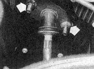 4.2В... і адкруціце дзве гайкі (адзначаны стрэлкамі) апоры расчэпнага тросіка