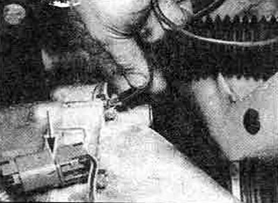 7.8. Odpojenie uzemňovacej slučky - Poznámka: Konektor zapojenia polohového spínača (označené…