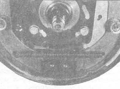 18.8А. Заўважце размяшчэнне тармазных чаравікоў і ніжняй зваротнай спружыны (ранні тып)...