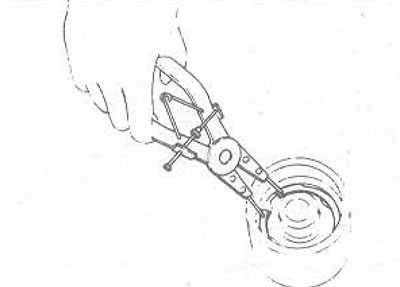 Мал. 9.24. Выманне стопорнага кольца «А» з поршня