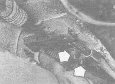 29.3. Адкруціце заціскныя гайкі задняга тросіка ручнога тормазу (адзначаны стрэлкамі)