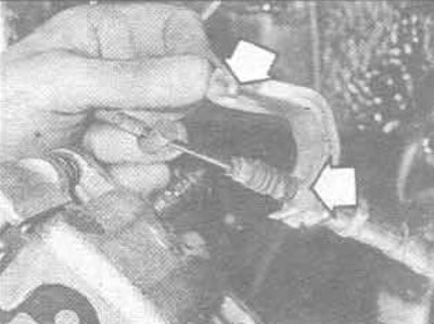 29.20. Трымальнік тросіка ручнога тормазу, паказаны ўсталявальны штыфт і спружынная клямар тросіка…