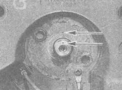 20.8. Выраўнуйце пазнакі (адзначаны стрэлкамі - позні тып) пры ўсталёўцы рулявога кола