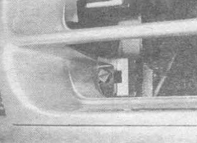 10.2А. Крепежные скобы решетки радиатора должны быть сняты спереди ...