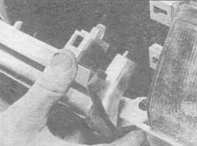 10.3. Не используйте чрезмерную силу для установки решетки радиатора вместе со скобами