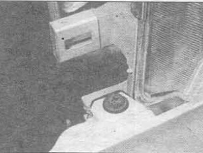 10.7А. Для снятия панели отделки решетки радиатора удалите винты (один показан)...