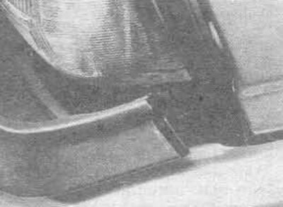 10.7В. ... и снимите концы панели из уплотнений крыла (только на более поздних моделях)