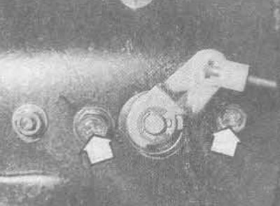 23.5. Крапежныя шрубы ўтулкі замка задняга адкіднога борта (адзначаны стрэлкамі)