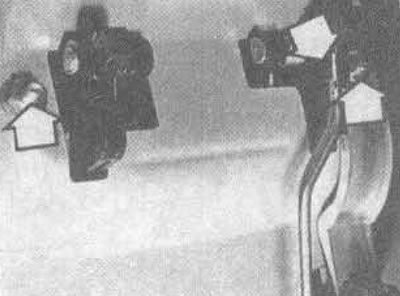 26.10. Клямар цягі і мантажныя гайкі вонкавай ручкі дзвярэй (адзначаны стрэлкамі)