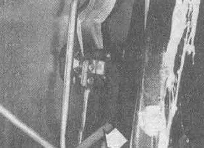 26.15 Рэгулявальная гайка цягі вонкавай ручкі дзвярэй (паказана стрэлкай)