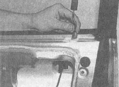 26.23. Выдаленне ўнутранай кнопкі і стрыжня замка перадпакояў дзверы