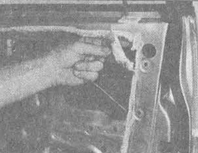 27.2 Зніміце ўшчыльненні з поліэтылену, каб атрымаць доступ да мацаванняў замка