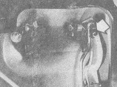 27.3А. Мацаванне цыліндру замка вонкавай гайкай ручкі (паказана стрэлкай)...