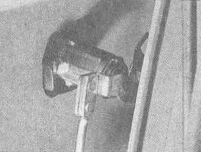 27.4А. Выдаліце якая спружыніць клямар, каб выцягнуць цыліндр замка...