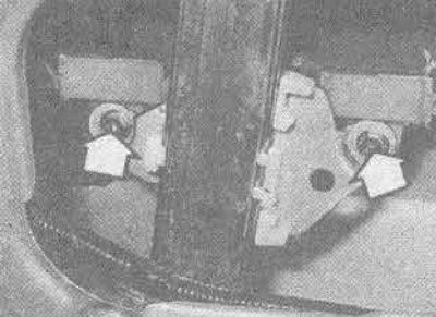 28.5. Мантажныя балты шкла дзвярнога акна (адзначаны стрэлкамі)