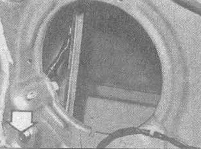 28.6. Мантажны ніт панэлі шкла акна перадпакояў дзверы (паказаны стрэлкай)