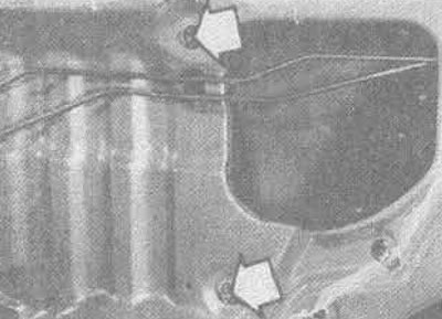 28.7. Тылавыя мантажныя балты панэлі шкла акна задняй дзверы (адзначаны стрэлкамі)