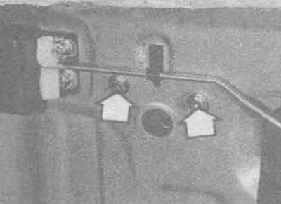 28.12А. Верхнія мантажныя балты канала рэгулятара перадпакояў дзверы (адзначаны стрэлкамі)