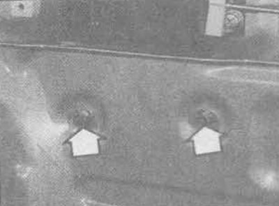 28.12В. Верхнія мантажныя балты канала рэгулятара задняй дзверы (адзначаны стрэлкамі)