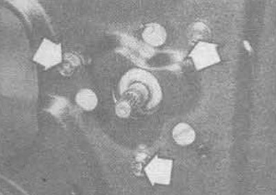 28.13. Мантажныя балты ручнога механізму шклапад'ёмніка (адзначаны стрэлкамі)