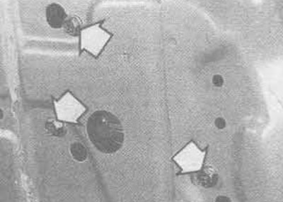 28.14С. Мантажныя ніты рухавіка, вокны задняй дзверы з сервапрывадам шкла (адзначаны стрэлкамі)