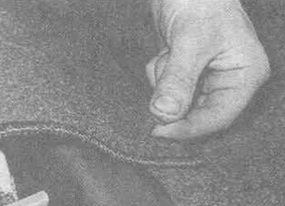 34.9. Пакрыццё задняга сядзення прымацавана да падлогі багажнага аддзялення мантажнымі клямарамі