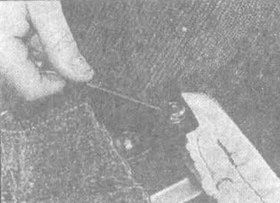 34.10А. Адкруціце балты, якія мацуюць пракладку задняга сядзення да шарніра