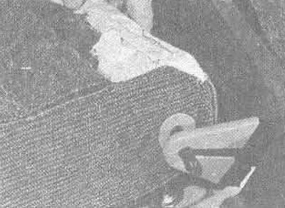 34.10В. Адчэпіце зваротную пракладку задняга сядзення ад цэнтральнага шарнірнага пальца