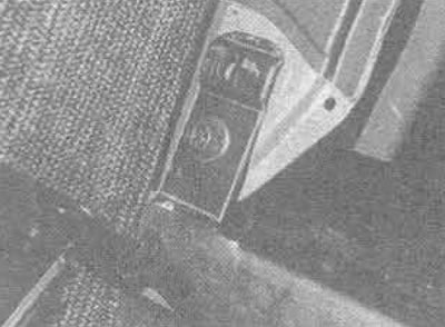 34.12В.... шрубамі ў кожным канцы падставы санак...