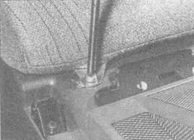 34.17А. Зніміце рашотку дынаміка, каб дастаць крапежную шрубу бакавой пракладкі