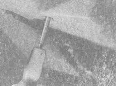 37.2. Выдаленне крапежнай шрубы кажуха рулявой калонкі