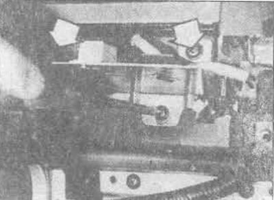 37.10А. Шрубы крапежнай панэлі попельніцы (два верхнія адзначаны стрэлкамі)