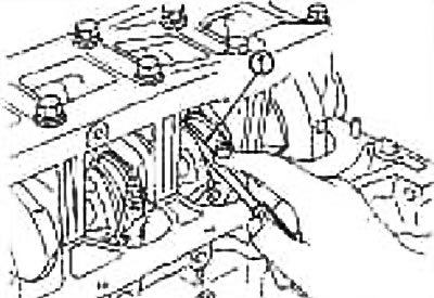 Пры дапамозе маца (1) вымерайце бакавы зазор паміж шатуном і плячом кривошипа.