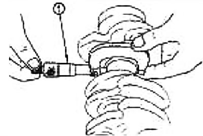 Вымерайце вонкавы дыяметр карэнных шыек коленвала пры дапамозе мікраметра (1).