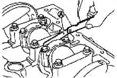 Using a feeler gauge (A), measure the side clearance between the connecting rod and the crank arm.