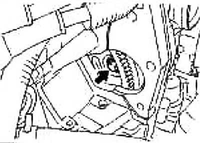 Совместите установочные положения крепежных болтов ведущего диска с положениями болтов…