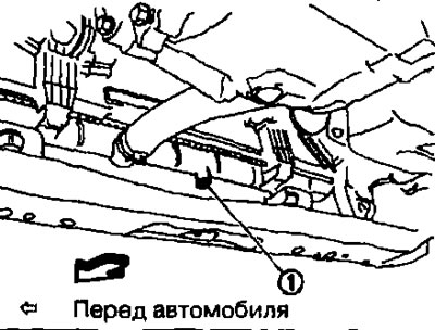 2. Odskrutkujte zátku (1) z vypúšťacieho otvoru v spodnej časti chladiča a odstráňte uzáver…
