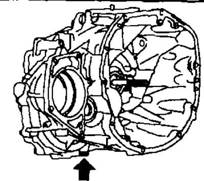 2. Заглушыце рухавік. Вывярніце корак са зліўной адтуліны і зліце трансмісійны алей.