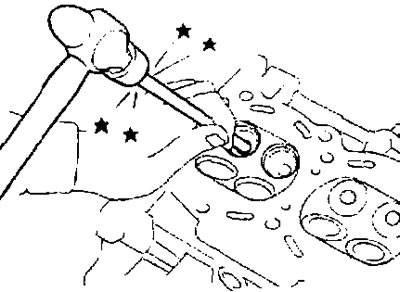 b. Выбейте направляющую втулку клапана при помощи молотка и выколотки (подходящий специнструмент).