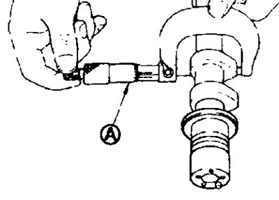 Измерьте высоту кулачка распредвала микрометром (А)