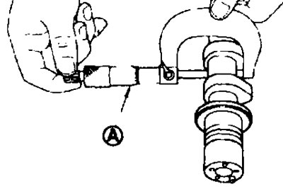 Измерьте наружный диаметр шейки распредвала микрометром (А)