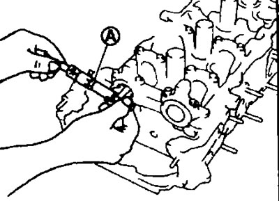 Измерьте внутренний диаметр кронштейна распредвала нутромером (А).