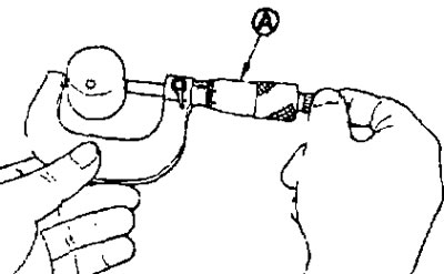 Измерьте наружный диаметр толкателя клапана микрометром (А)