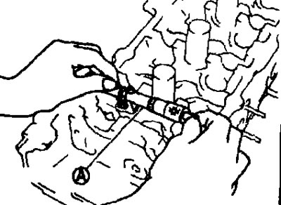 Измерьте диаметр отверстия под толкатель клапана в головке цилиндров при помощи нутромера (А).